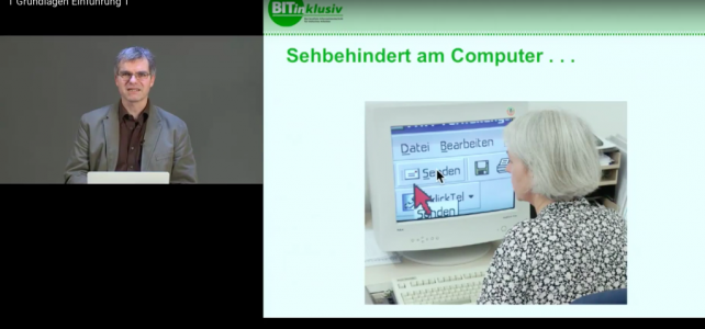 Momentaufnahme aus dem Video des Grundlagen-Workshops. Referent Detlev Girke steht am Rednerpult, parallel wird eine Präsentation gezeigt