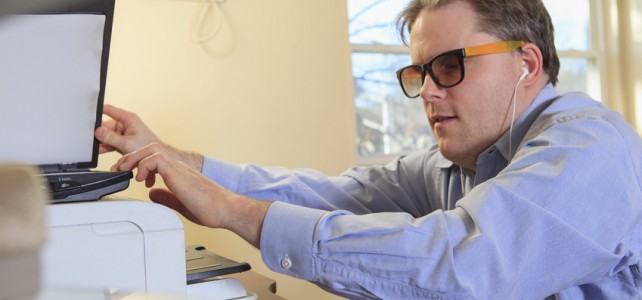 Blinder Mann nutzt Hilfsmittel am Arbeitsplat